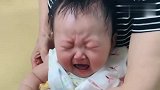 奶奶带小宝宝去打针,没想到一针下去,宝宝立马哭得好伤心！