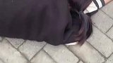 女孩失恋倒地哭泣，室友在一旁不知所措