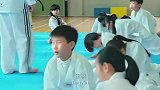 龙拳小子：林秋楠单挑跆拳道老师，老师绑住双手挨揍，解开也挨揍