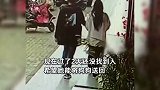 小狗花店门口摇尾巴被一对男女直接抱走，店主：好像自己家的狗一样