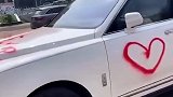广州 女子在劳斯莱斯上喷“秦少我爱你”！用喇叭呼喊示爱！我想象力受阻了……
