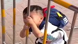 儿子幼儿园放学是这样的,眼前一幕,让老师情何以堪!