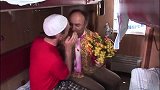 国外恶搞，火车上遇到两个奇葩的男乘客，在做奇葩的事