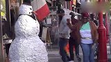 街头恶搞：路边的雪人突然动了！吓得路人惊声尖叫
