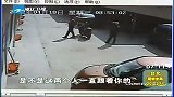 新闻直通车-20120420-小偷跟踪取款人，电瓶车后备箱里偷走五万块