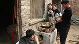 老师带同学们体验农家乐，结果老师亲自炒了一份大盘鸡！