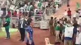 吉田麻也赛后采访遭沙特球迷嘲讽 跑上看台找球迷理论...