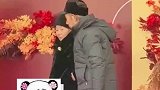 孙子婚礼现场爷爷上台忘给红包，看爷爷想走，奶奶用“巴掌”提醒