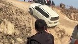 越野车卡在半坡上不去，下一秒失控翻下坡