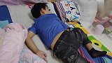 看到两个宝宝的奇葩睡姿，妈妈表示即搞笑又无奈，小孩子都这样吗