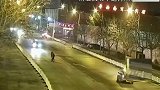 情侣在马路中间争执打闹，监控拍下生命最后一刻