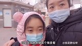 静宝肚子疼，妈妈带她去看医生推拿，效果还不错！