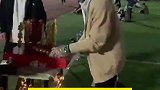 高校操场现佛系糖葫芦摊