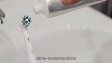 将牙膏抹在鸡蛋壳上面，鸡蛋会变成透明吗？结果让人意想不到！