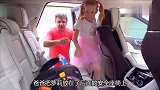 萝莉想要开汽车，爸爸教育她小孩子不能驾驶，她都好好记在心里！