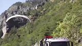 飞不过山头竟然偷偷搭别人的顺风车过隧道，真是不讲武德