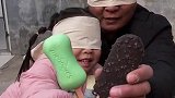 老妈是坑女儿狂魔，让女儿吃肥皂，可怜的女孩摊上了这样的妈！