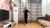 再忙也要跳鬼步舞，既锻练身体又愉悦心情，还是减肥的首选