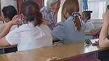 让人心酸的一幕！毕业家长会上，来了一位颤颤巍巍的老奶奶！