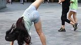 北京街拍：偶遇美女耍动作惊动路人鼓掌