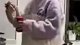 男子在家里抽烟，媳妇见状送来烟灰缸