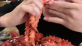 一口吃3条帝王蟹腿，家里有矿