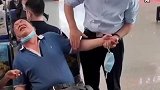 60岁的他带着针灸随时随地救人