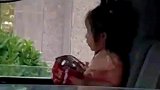 小朋友一个人在车上吃东西