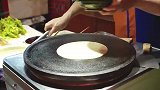 煎饼新吃法，想尝尝鲜，10元一份，你会买单吗？