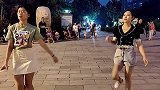 两位美女齐跳广场舞《众人划桨开大船》，黑衣服御姐知性漂亮