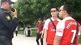 扎心！阿森纳球迷巴库街头遭警察盘问 只因穿了姆希塔良球衣