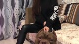 这么凶猛的恶霸犬，被小姐姐一衬托，网友我竟觉得恶霸可爱了！