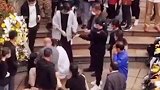 袁隆平遗体送别仪式今日举行,一名吊唁的市民在现场晕倒袁隆平遗体送别仪式举行