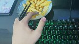 一边打游戏一边还能吃零食，手上也不沾油，真绝了！