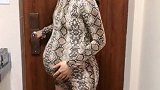 当我岳母来的时候，她不得不催促我要第二个孩子，但是我不想