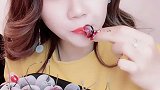 美女吃冰冻车厘子，脆脆的，凉凉的，大口吞咽好满足，相当过瘾！