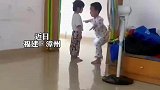 妹妹哭得正伤心，哥哥来搞怪哄她