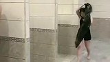 美女走错澡堂了，此时此刻有个地缝的话真想钻进去