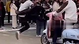 两男子街上互殴，最后的结局让人吃惊，网友：你俩报个班吧！