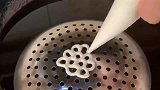 炸面花师傅太厉害了，为了他的绝技必须买一个尝尝！