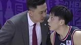 官方玩梗？杜锋比赛里不满胡明轩开骂：去去去，打游戏去！