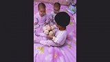 姐姐故意端着包子吸引俩弟弟，想看看他们的反应