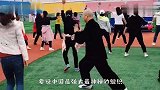 大爷，跳广场舞，你怎么打上太极了