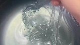 女子花几个小时学做冰粉，结果做成了一坨胶水
