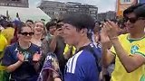 日本球迷赛后崩溃痛哭 巴西球迷上前安慰他