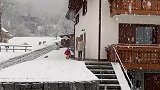 一座舒适的小屋，在雪中散散步