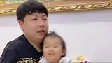 爸爸要打宝宝，宝宝跑到姥爷面前去告状，这爸爸真是太坏了