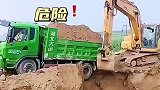渣土车突然翻车，太危险了