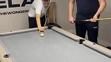 两外国小伙打台球，这是什么操作？有点没看懂
