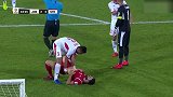 腰部痉挛现场按摩？亚洲杯赛场现奇葩一幕 这画风有点污